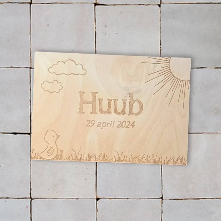 Houten persoonlijke memorybox gegraveerd op basis van een geboortekaart